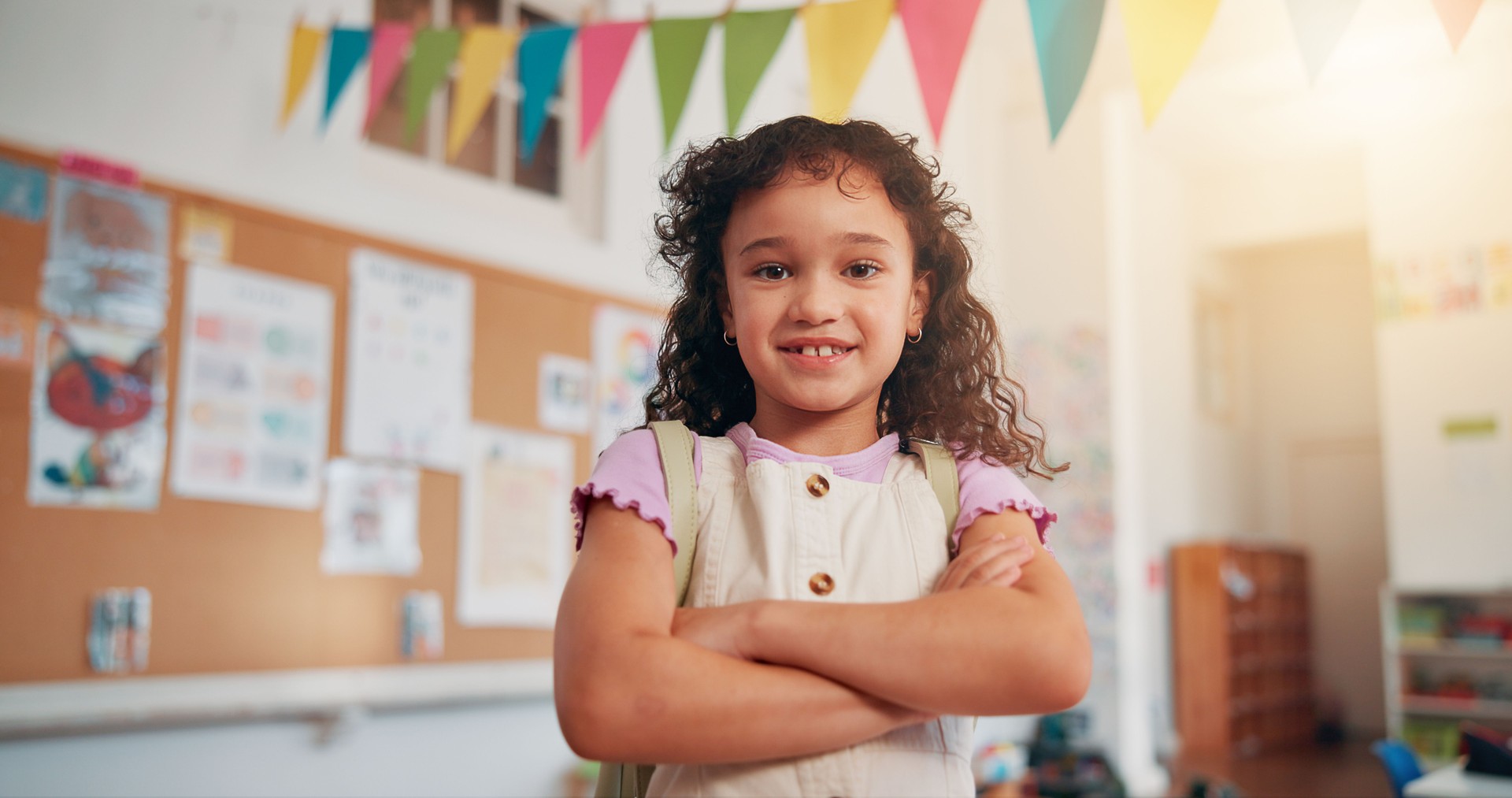 Arme verschränkt, Jugend und Ausbildung mit Mädchen im Klassenzimmer für Lernen, Zukunft und Student. Stipendium, Akademie und Wachstum mit Porträt des Kindes in der Schule für kindliche Entwicklung, Wissen und Unterricht