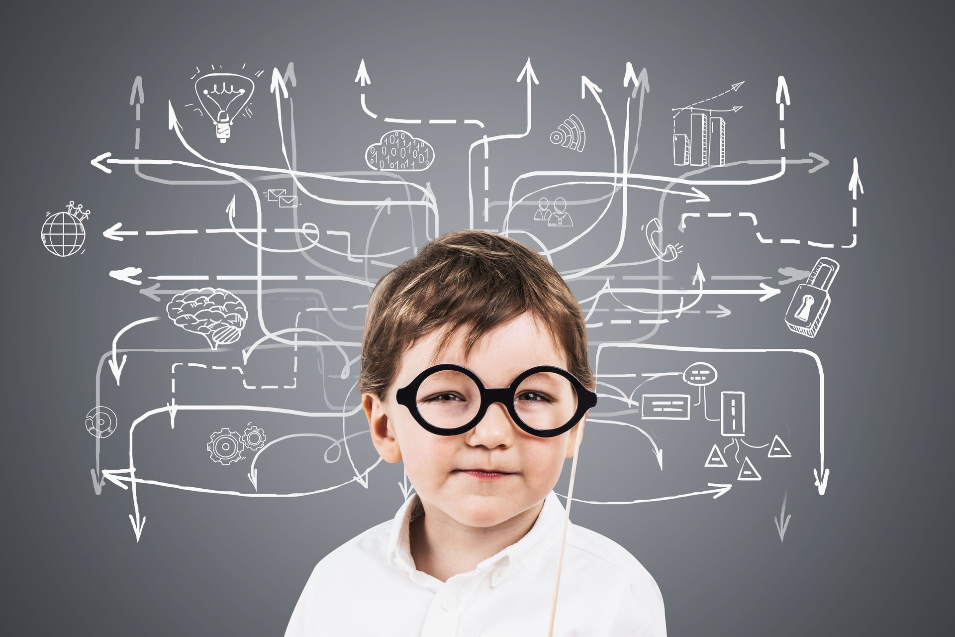 Kleiner Junge in Brille und sein Businessplan