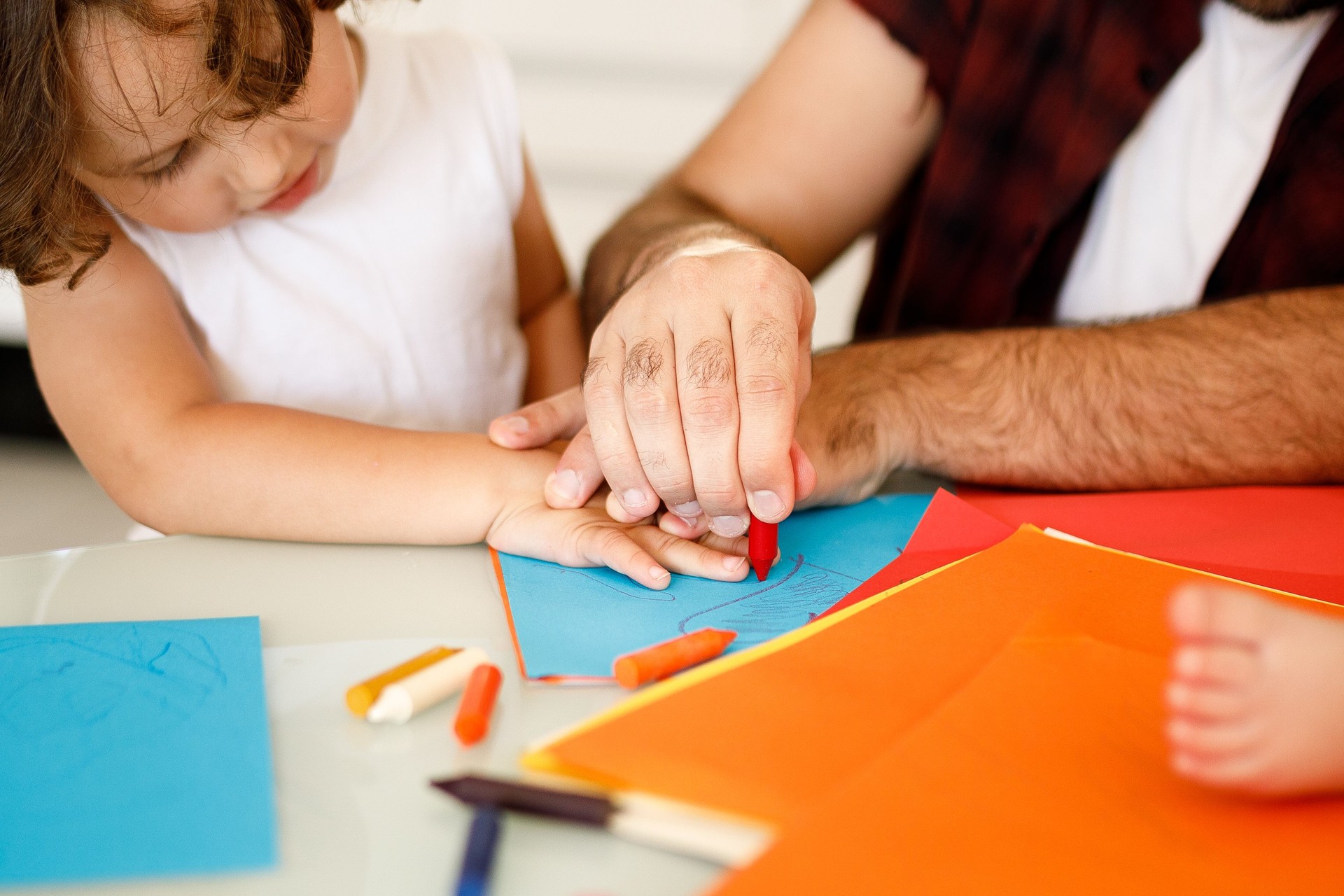 Vater zeichnet die Umrisse der Hand seines Sohnes