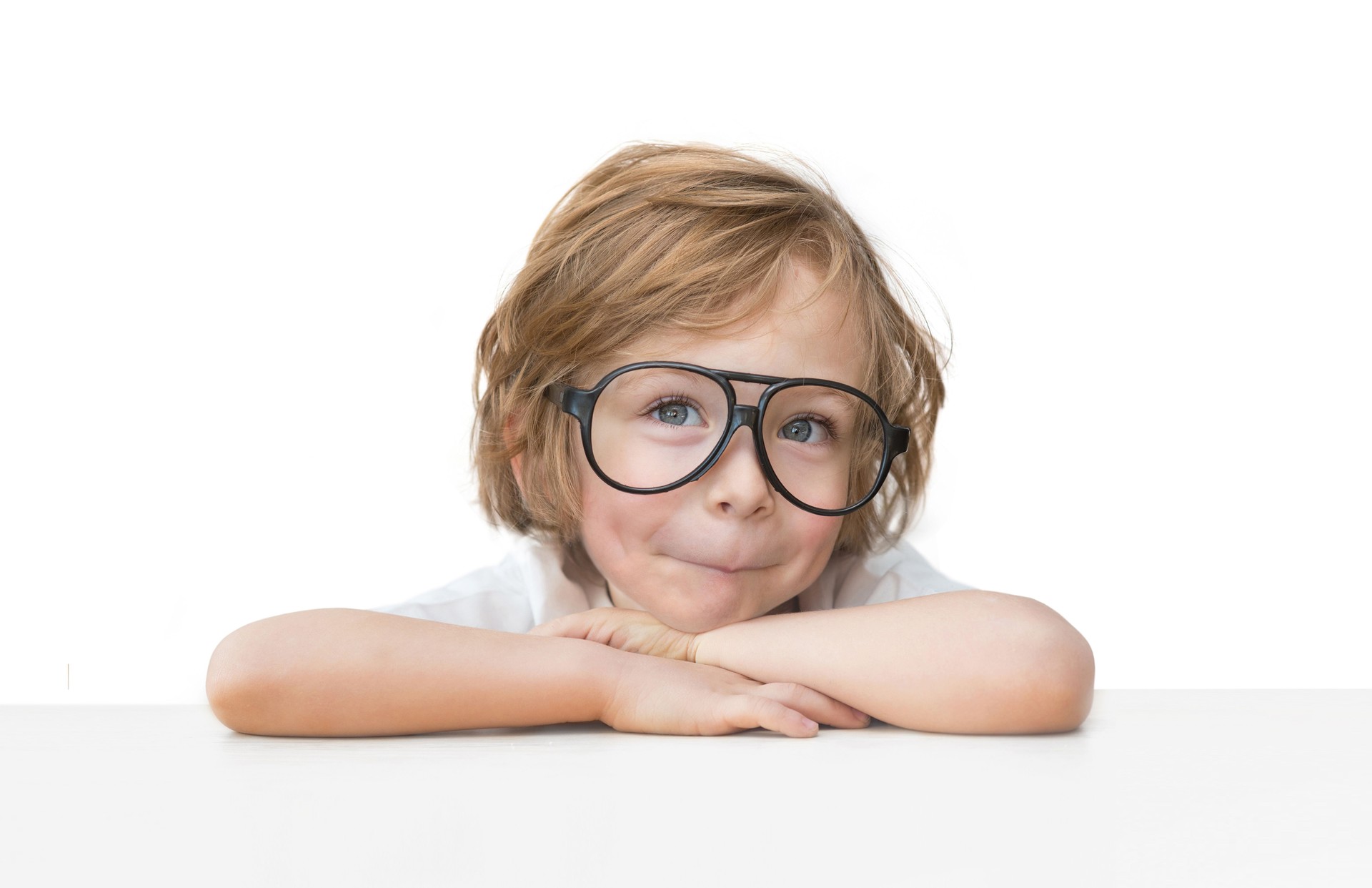 Niedlich kleiner Junge mit Spielzeug Brille isoliert auf weißem Hintergrund