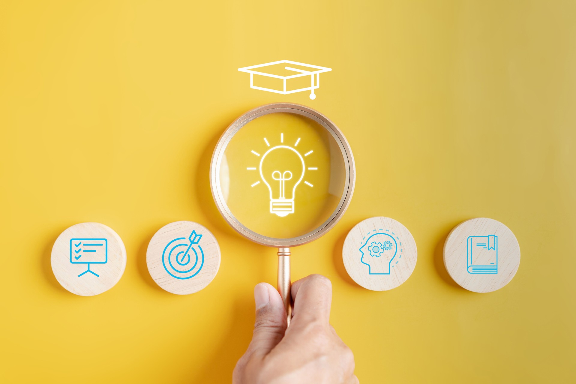 Fokus auf Glühbirne mit Lernausbildung und Abschlusskonzept. Studieren Sie Wissen zum kreativen Denken, Idee und Problemlösung, E-Learning-Online-Bildungskurs, Abschlusszertifikat