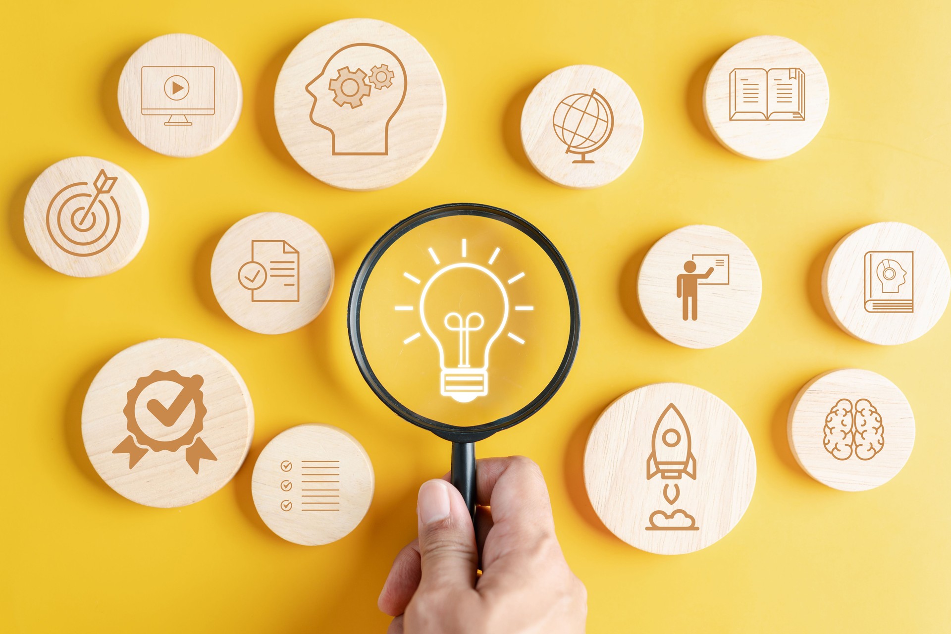 Fokus auf Glühbirne mit Lernausbildung und Abschlusskonzept. Studieren Sie Wissen zum kreativen Denken, Idee und Problemlösung, E-Learning-Online-Bildungskurs, Abschlusszertifikat
